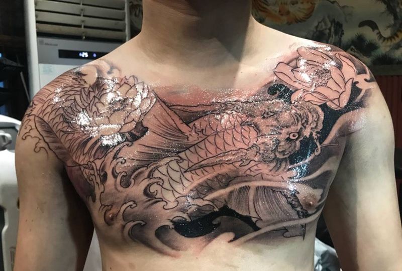 彩色鳌鱼花胸原创纹身图片_成品胸部传统动物静物植物原创纹身图案