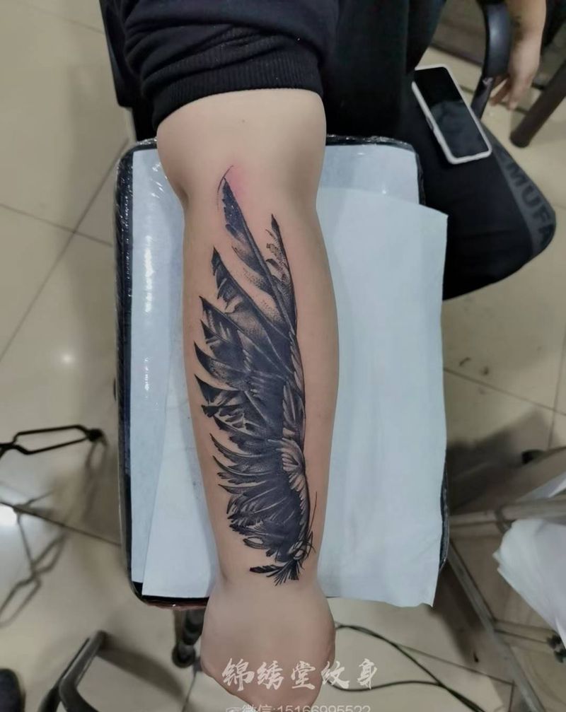 遮盖的翅膀纹身图片_手臂新传统纹身图案