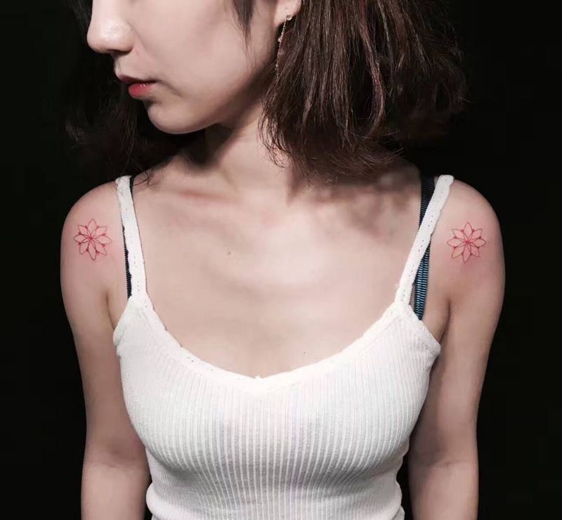 小清新肩花纹身图片_成品肩部植物纹身图案