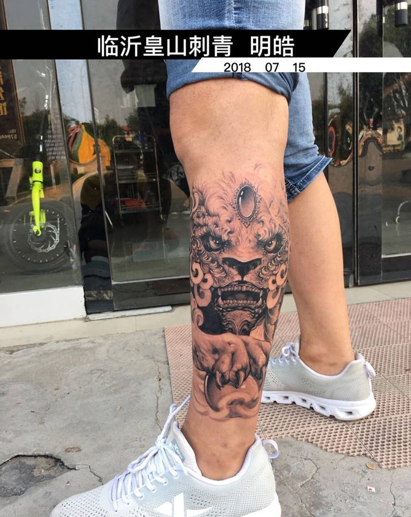 小腿唐狮纹身图片