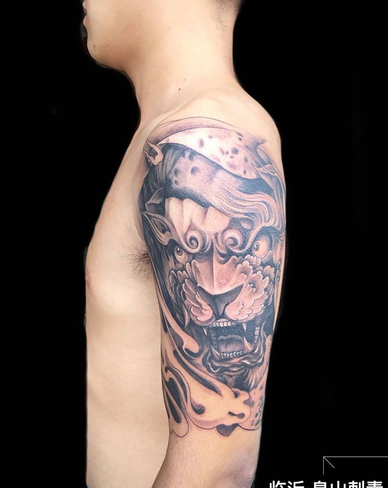 大臂唐狮纹身图片