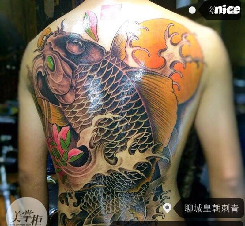 满背鲤鱼纹身图片_传统动物背部纹身图案