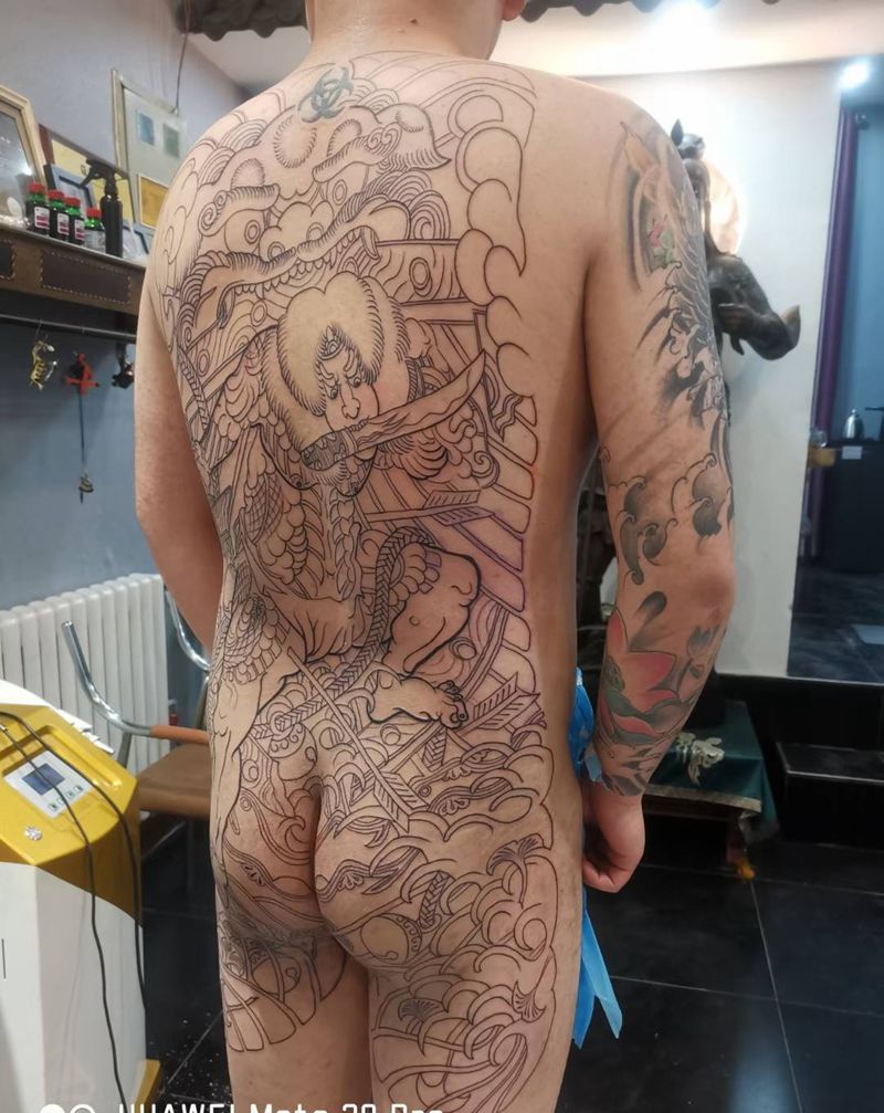 满背老传统线条纹身图片_背部老传统纹身图案