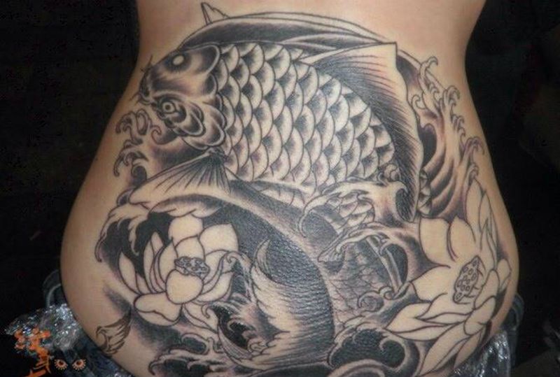 莲花鲤鱼纹身图片_动物写实腰部成品纹身图案