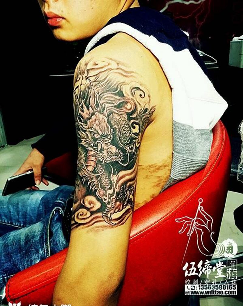 麒麟臂纹身图片_肩部传统鬼神纹身图案