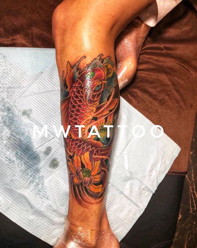 鲫鱼纹身图片_腿部新传统纹身图案