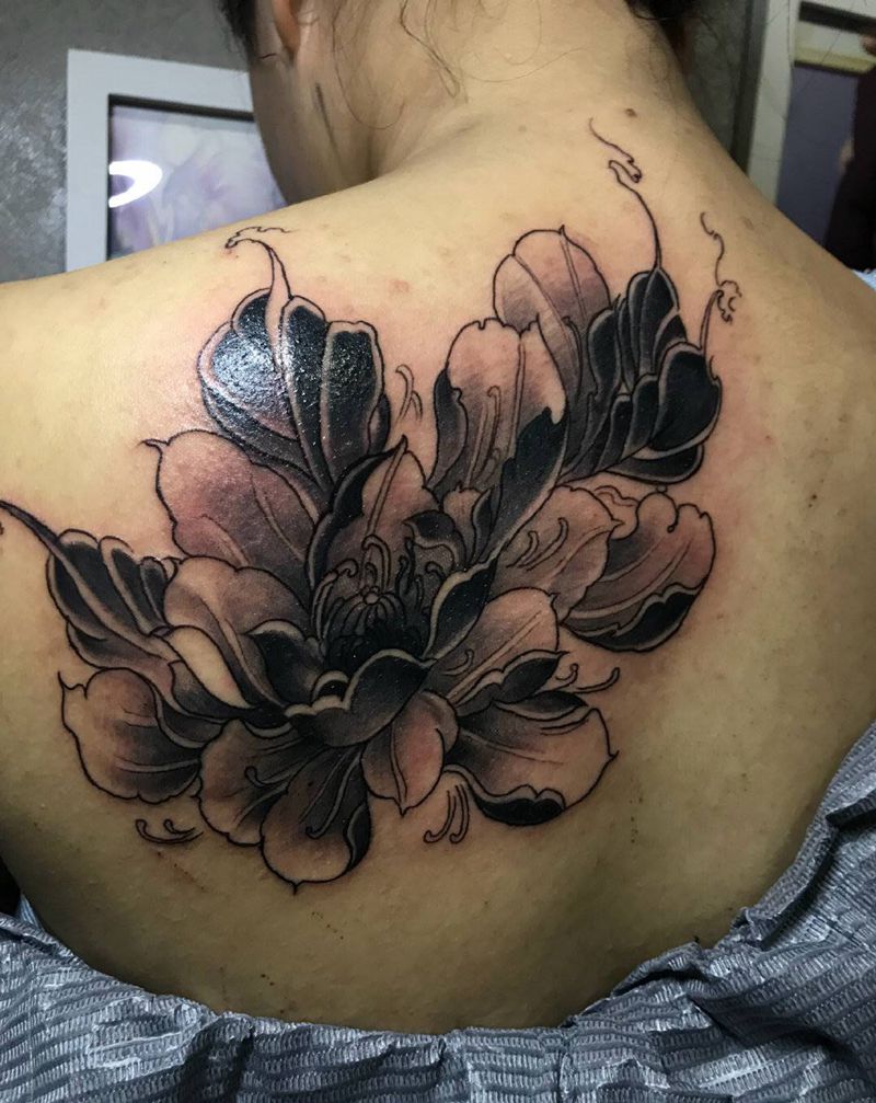 荷花纹身图片_肩部新传统纹身图案