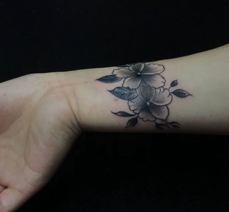 甩线花纹身图片_手部甩线花纹身图案