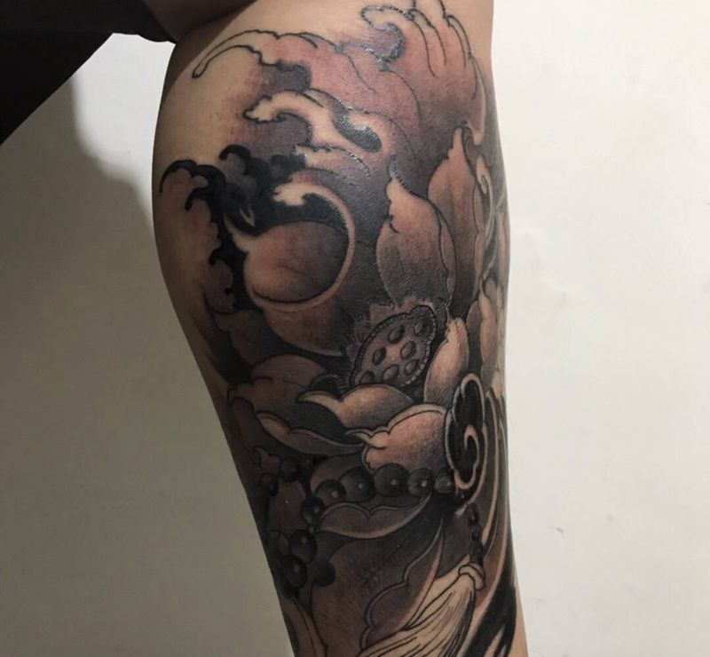 荷花纹身图片_腿部新传统纹身图案
