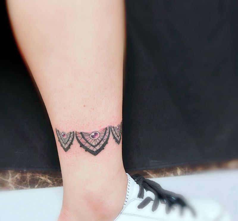 蕾丝纹身图片_腿部纹身图案