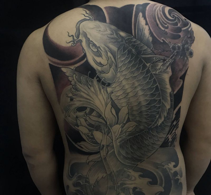 满背鱼纹身图片_背部新传统纹身图案