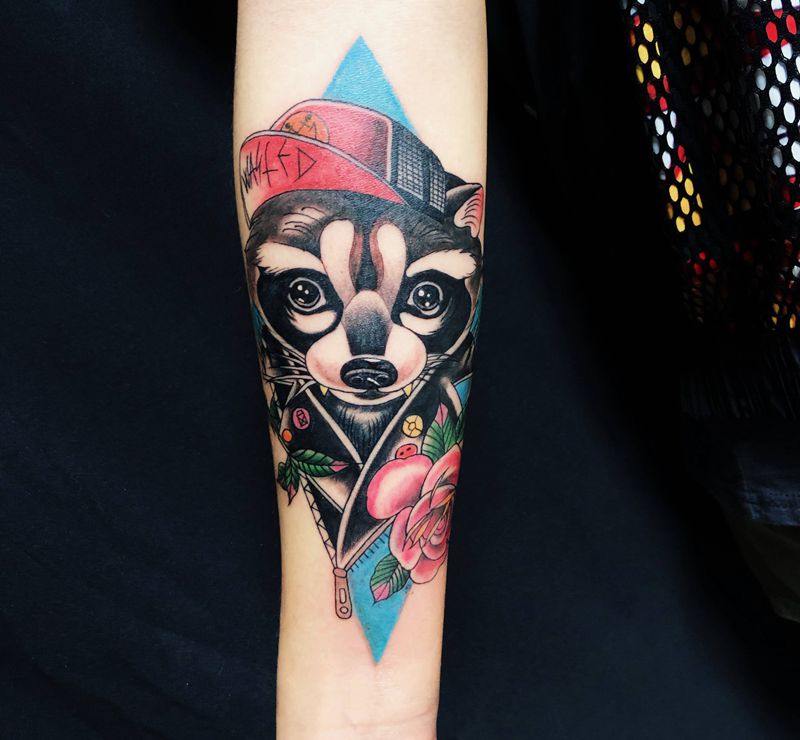 小浣熊纹身图片_手部纹身图案