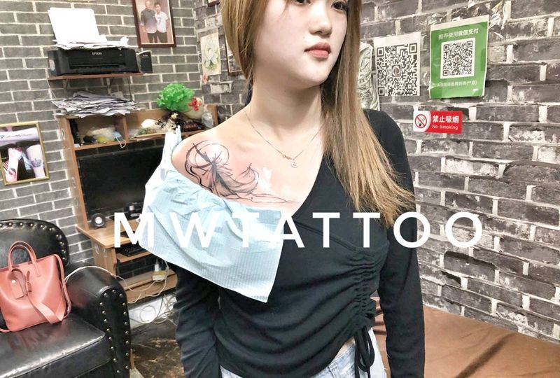 日月纹身图片_胸部几何点刺纹身图案