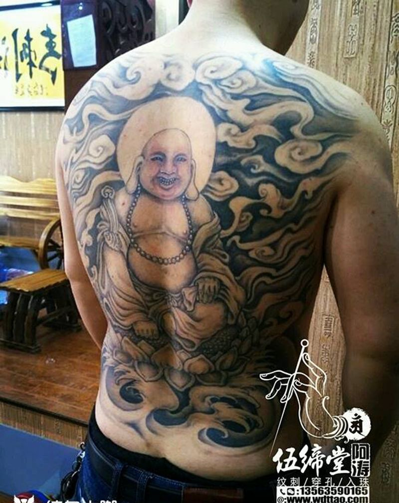 祥云弥勒爷纹身图片_背部传统宗教原创纹身图案