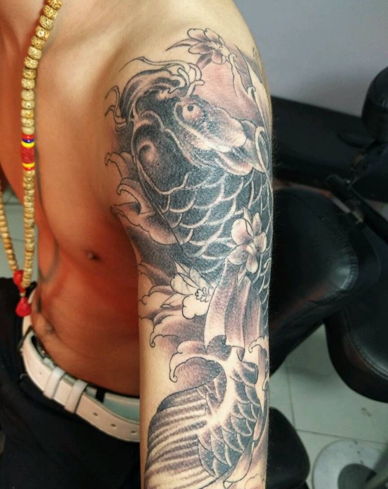 大臂鲤鱼纹身图片