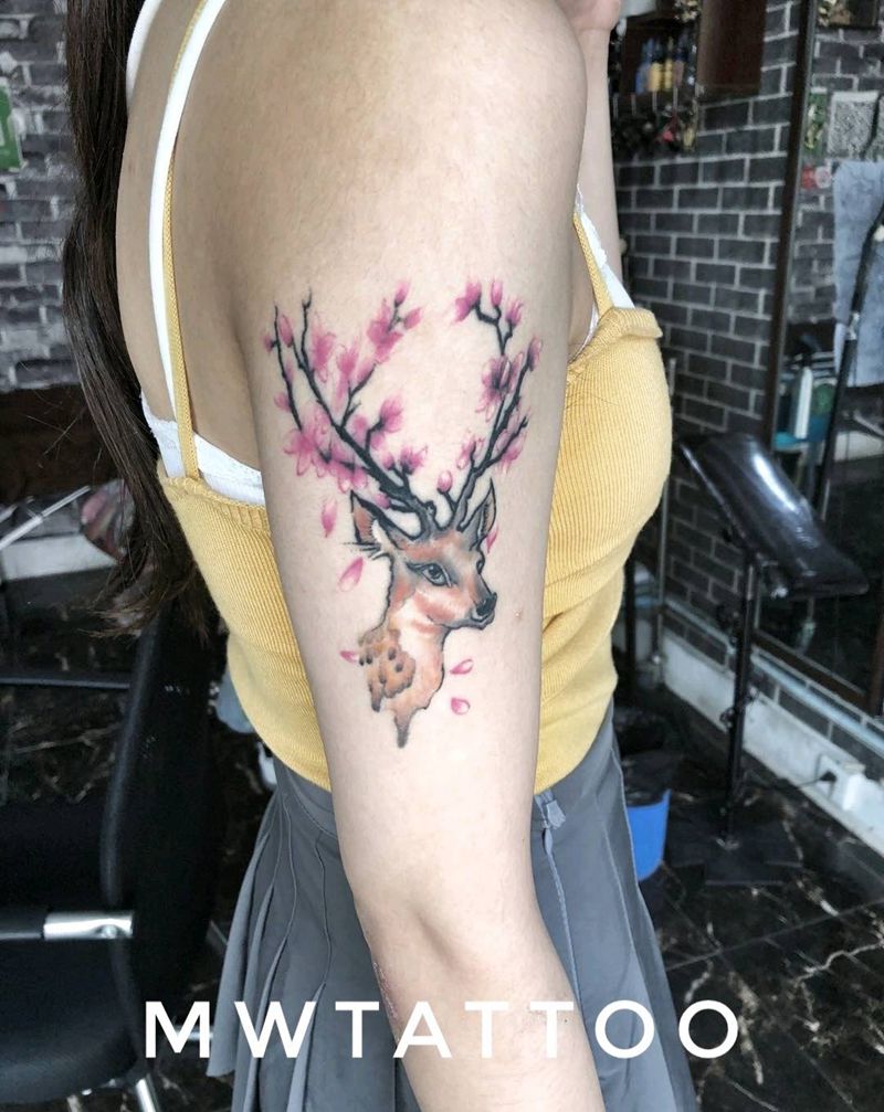 梅花鹿纹身图片_手臂水彩纹身图案