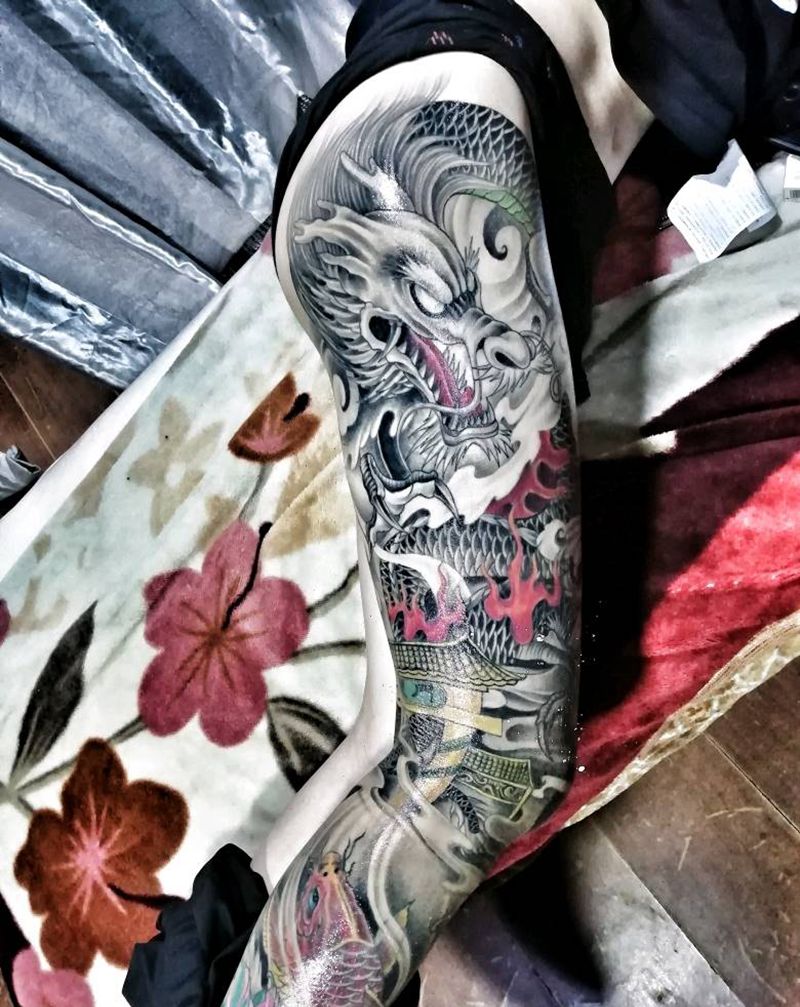 鲫鱼跃龙门纹身图片_腿部新传统纹身图案