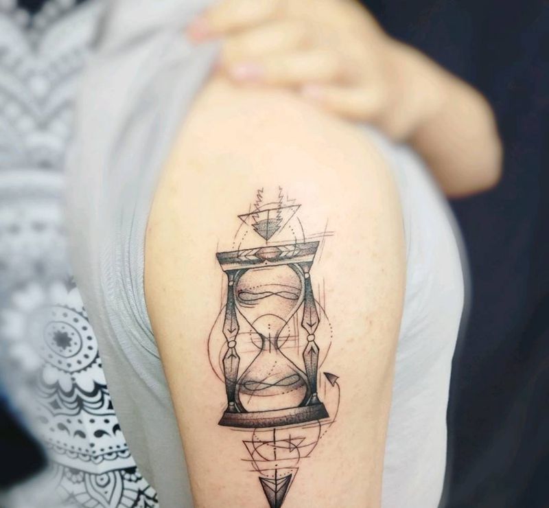沙漏纹身图片_手臂纹身图案