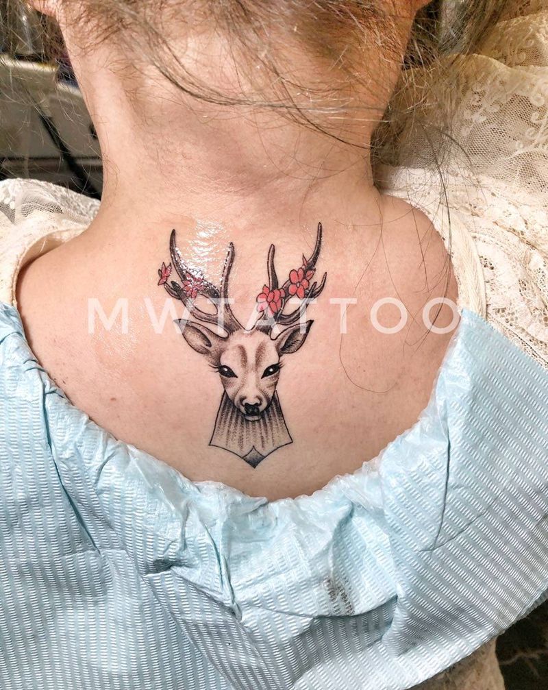 梅花鹿纹身图片_颈部纹身图案