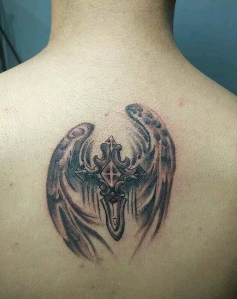 后背十字架纹身图片