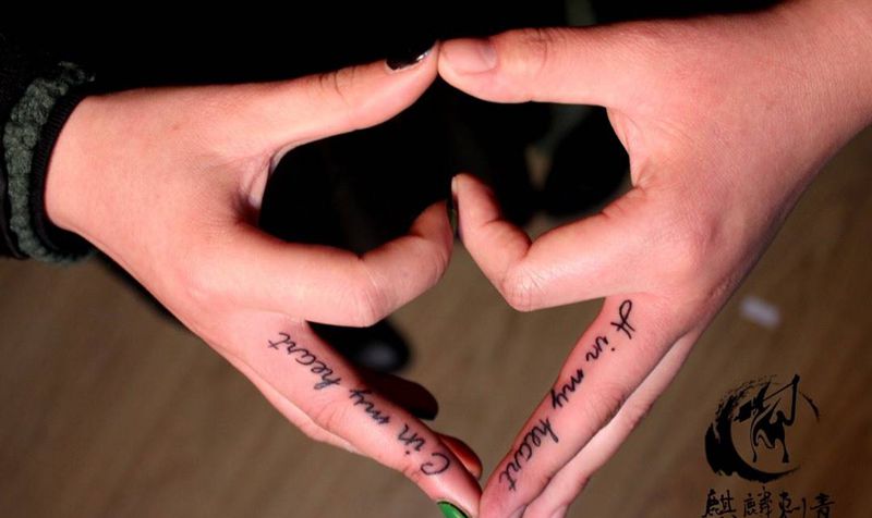 两姐妹的同款纹身图片_原创成品手部字符纹身图案