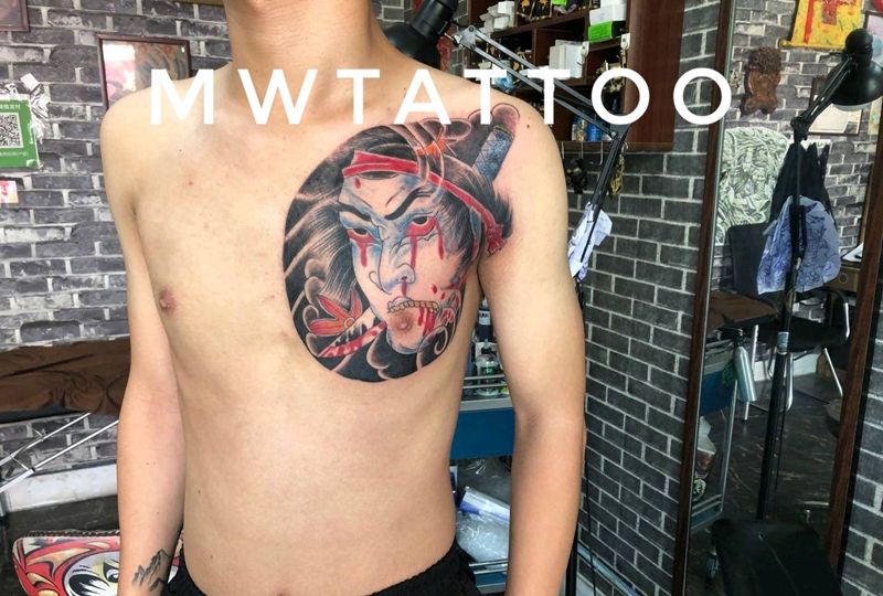 生手纹身图片_胸部老传统纹身图案