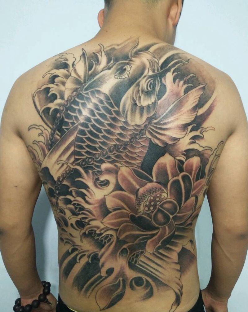 满背鲤鱼纹身图片