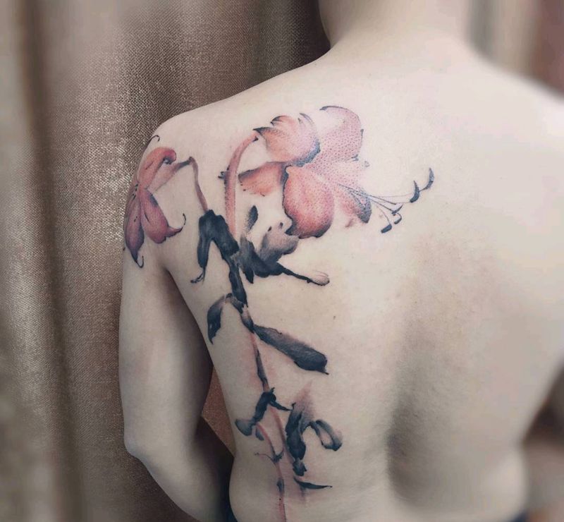 泼墨百合花纹身图片_肩部纹身图案