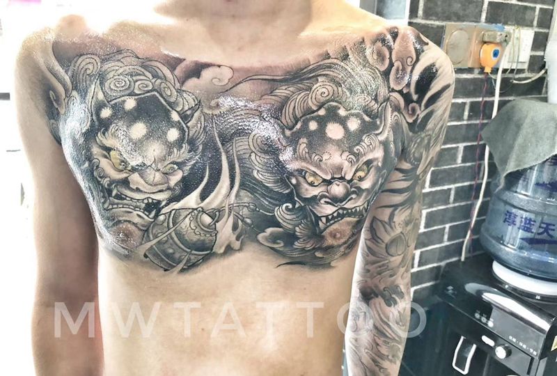 唐狮纹身图片_胸部新传统纹身图案