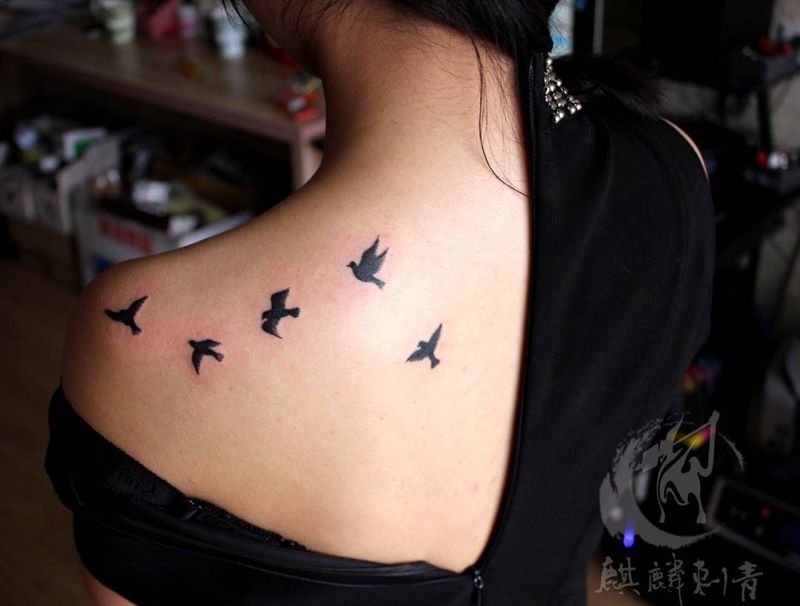 小美女多飞翔梦纹身图片_成品肩部传统动物图腾纹身图案