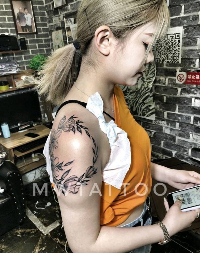 素花纹身图片_肩部素花纹身图案