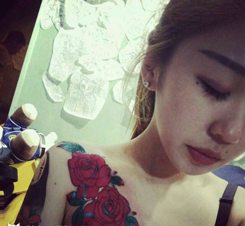 肩膀欧美花重彩纹身图片