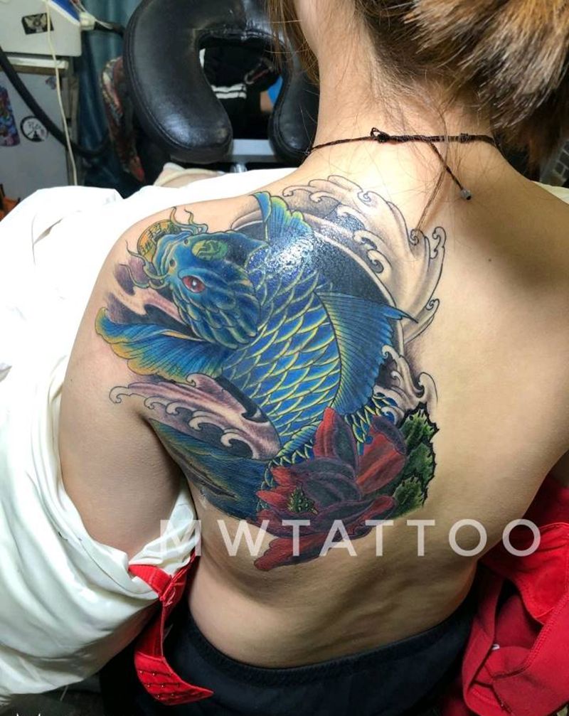 鲫鱼纹身图片_肩部背部遮盖纹身图案