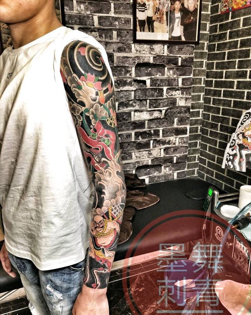 花臂纹身图片_手臂老传统纹身图案