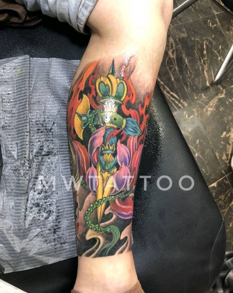 降魔杵彩色纹身图片_腿部新传统纹身图案