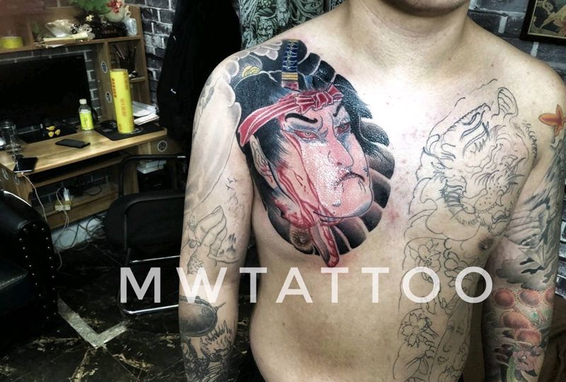 生手纹身图片_胸部老传统纹身图案