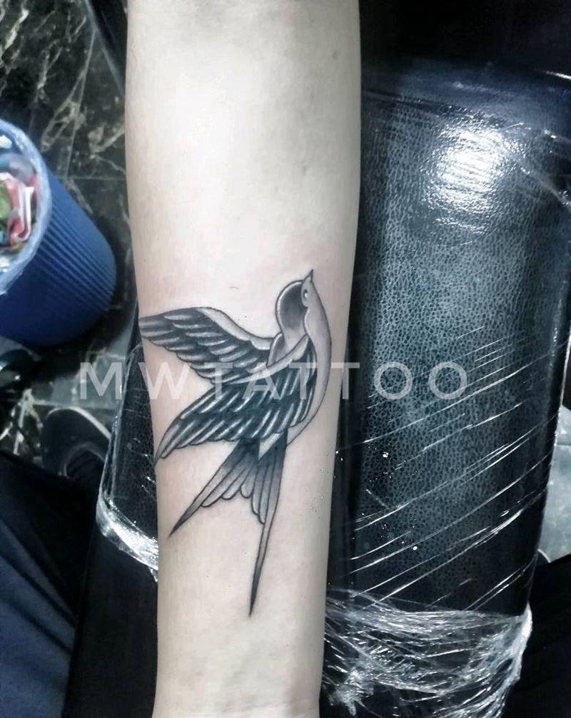 燕子纹身图片_手部手臂遮盖纹身图案