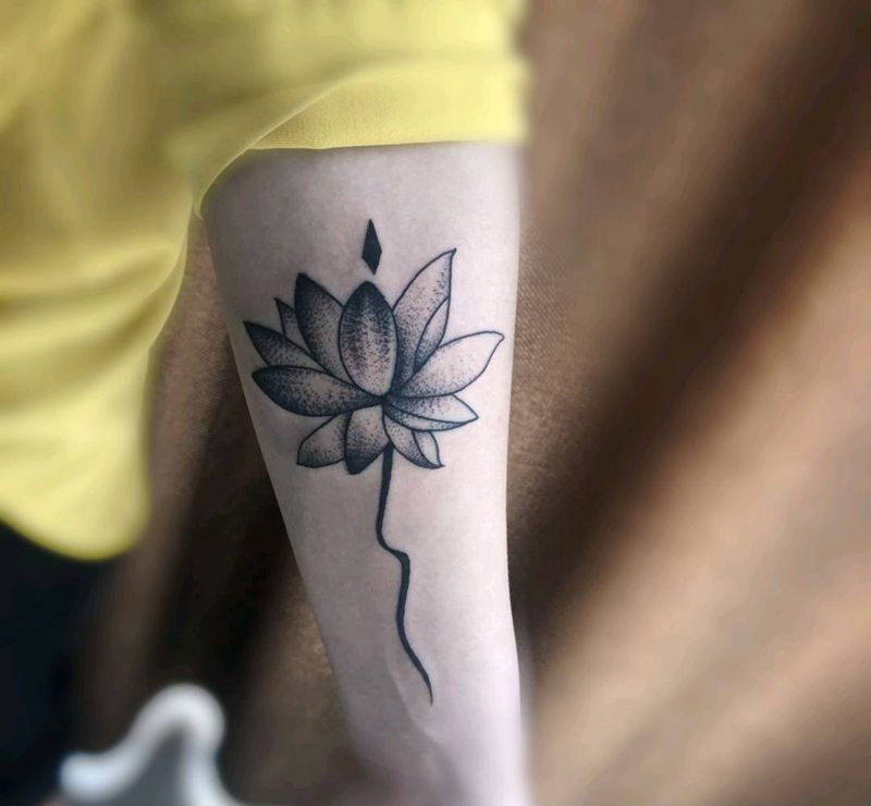 荷花纹身图片_手臂纹身图案