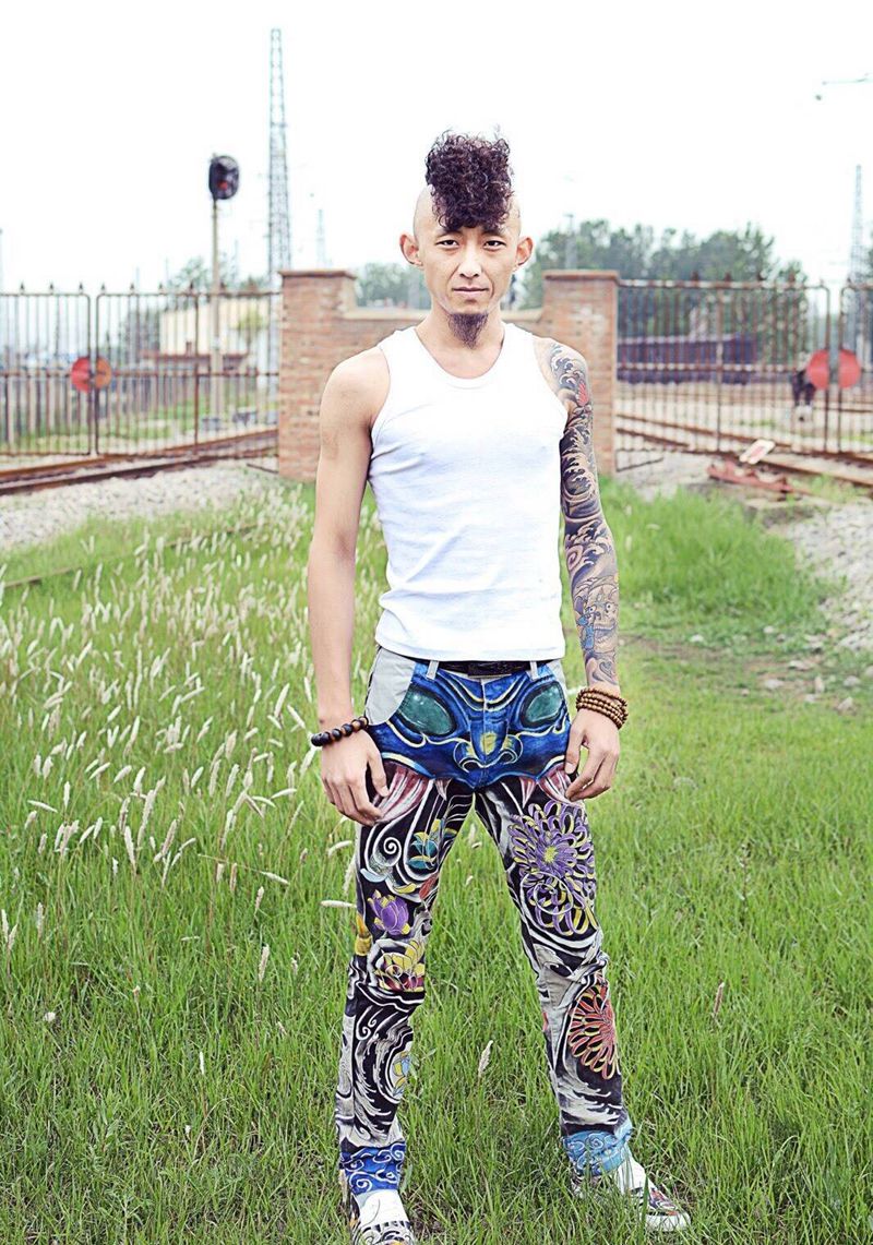 不晒纹身的纹身师不是好画家,手绘的裤子及鞋子。纹身图片_成品手臂传统鬼神动物纹身图案