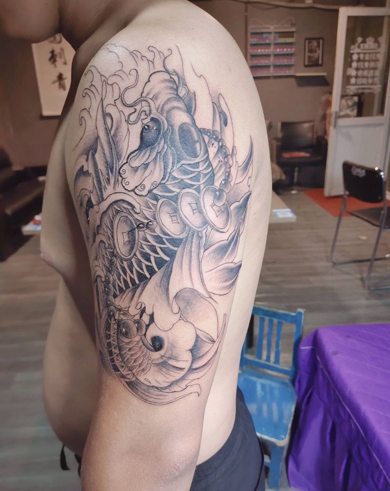 招财锦鲤纹身图片_臀部新传统水墨纹身图案