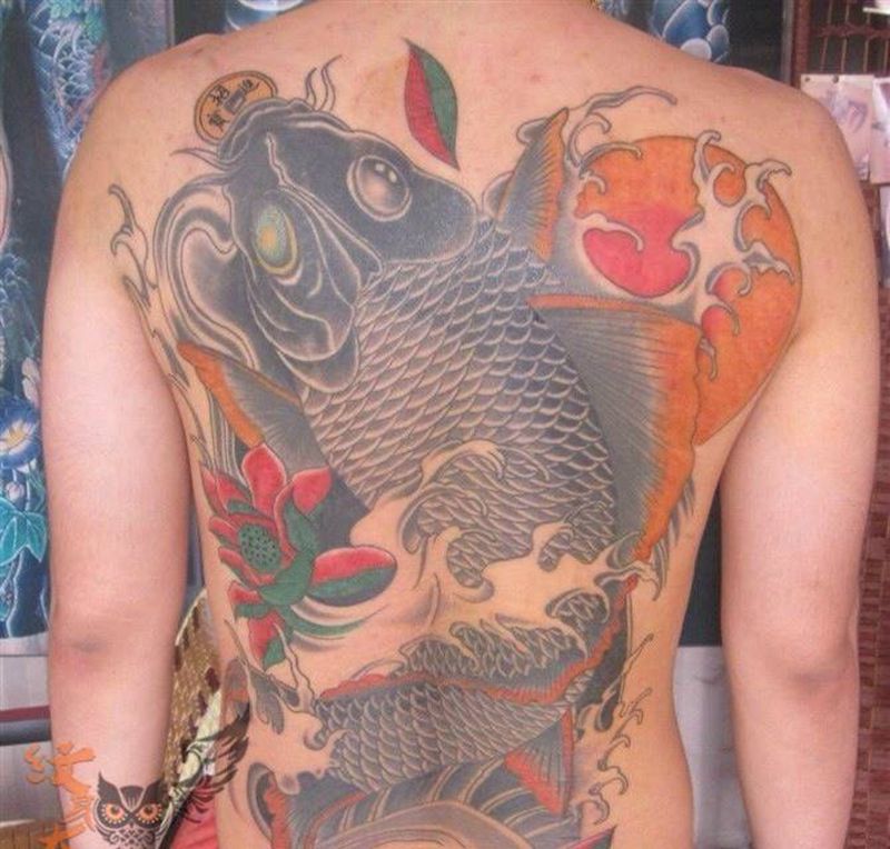 招财鱼纹身图片_动物传统背部成品纹身图案
