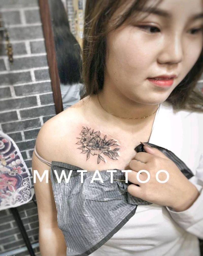 素花遮盖纹身图片_胸部素花纹身图案