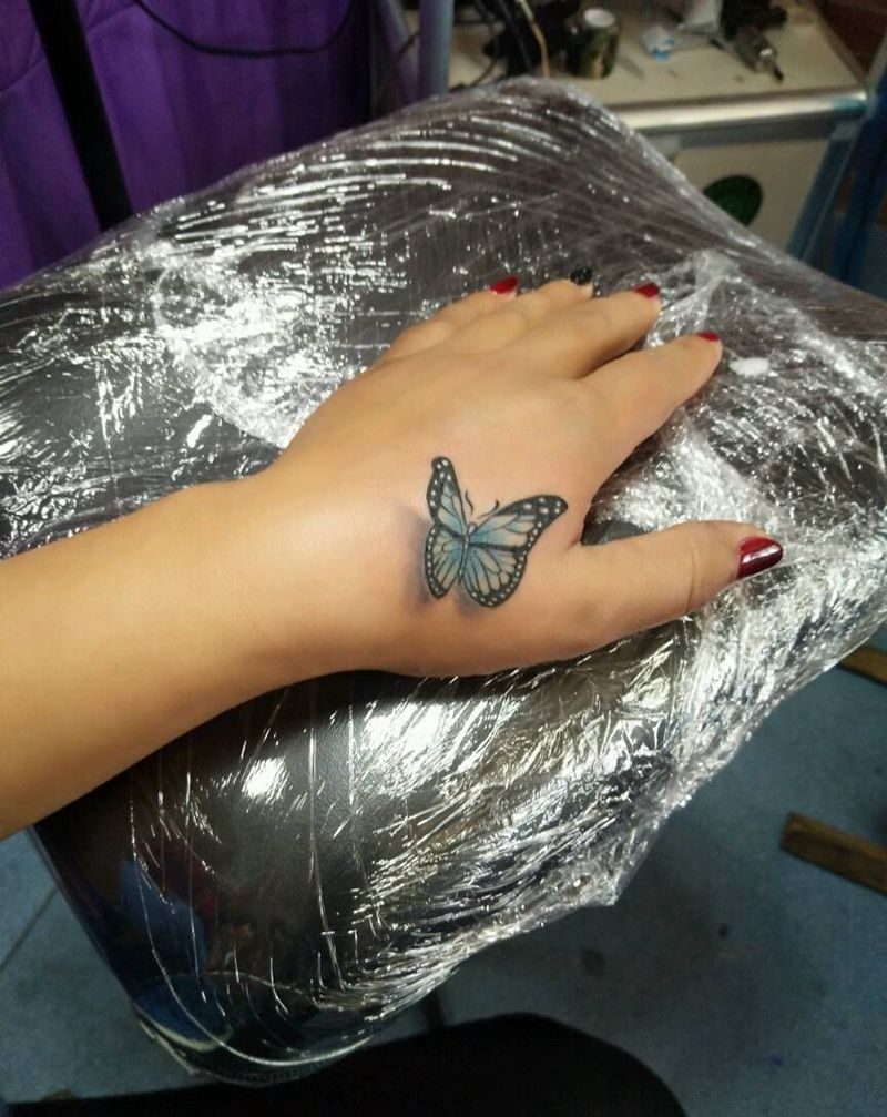 蝴蝶纹身图片_手部新传统纹身图案