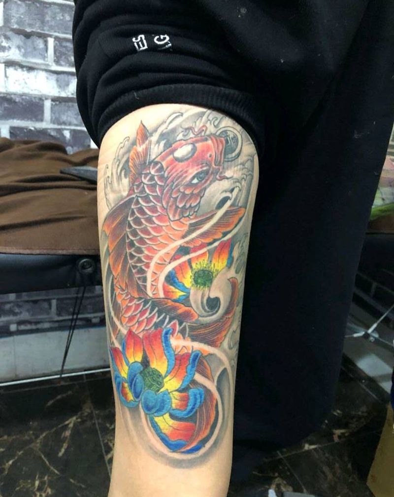 招财鱼纹身图片_腿部新传统纹身图案