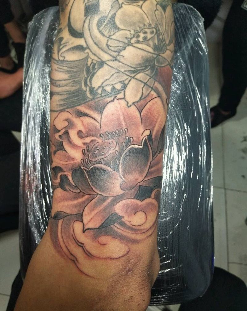 大臂添加 荷花纹身图片