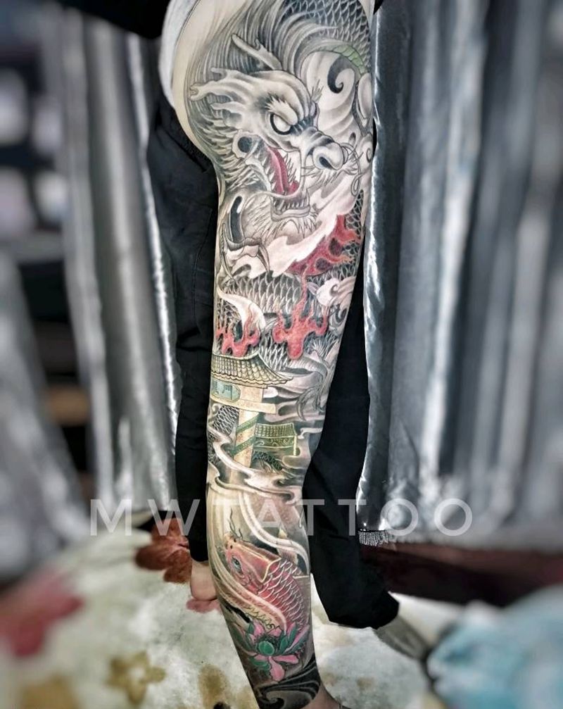 鲫鱼跃龙门化身青龙纹身图片_腿部臀部新传统老传统纹身图案