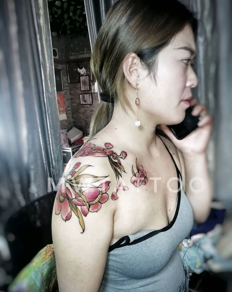 樱花纹身图片_胸部肩部New School新传统纹身图案