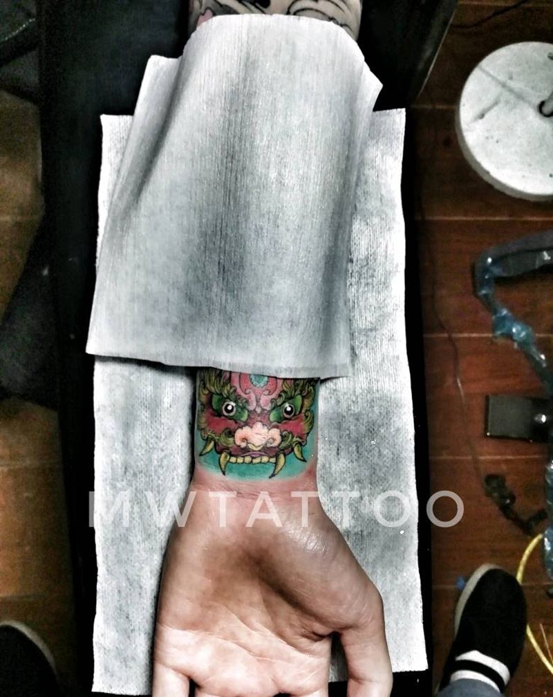 唐狮纹身图片_手部手臂新传统Old School纹身图案