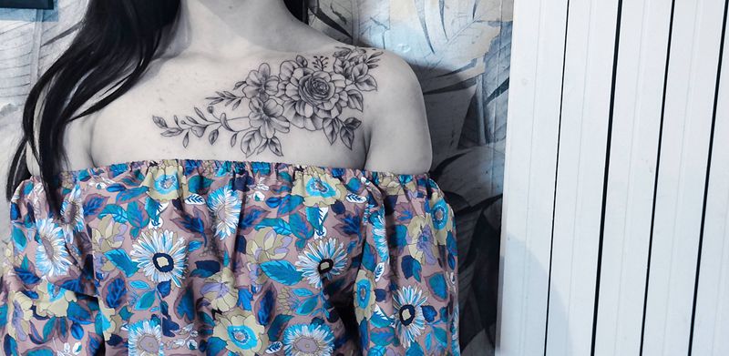 素花纹身图片_肩部胸部新传统点刺纹身图案