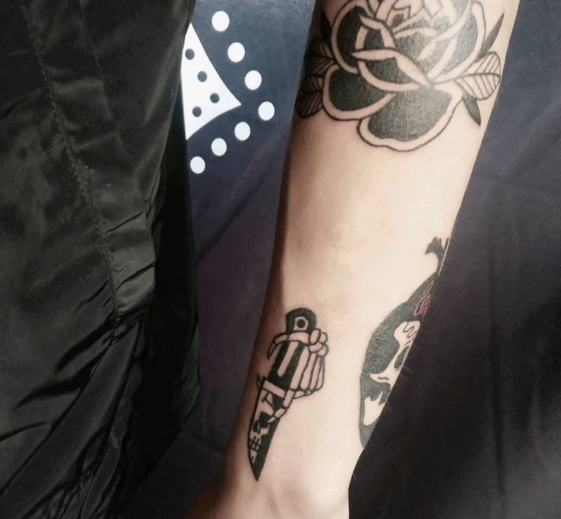 匕首纹身图片_手臂纹身图案